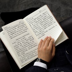 A5 notebook with straps, leather cover, simple for business professionals, elegant for university students, and refined for business office use.